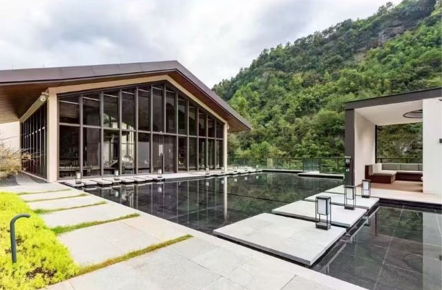 Hotels, Resorts & Courtyards